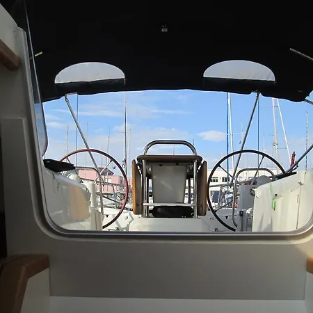 船上ホテル Overjoyed Boat & Breakfast
