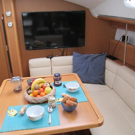 船上ホテル Overjoyed Boat & Breakfast