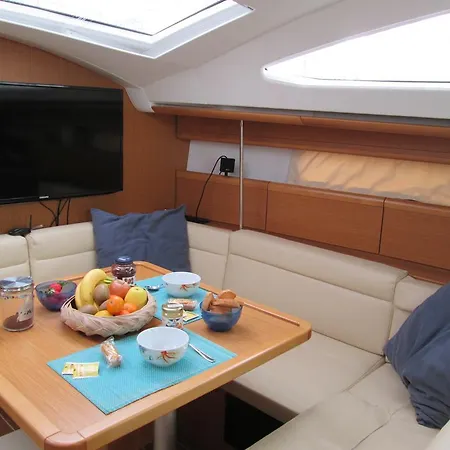 Overjoyed Boat & Breakfast * ヴィッラシミーウス